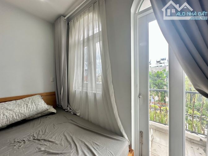 Cho thuê căn hộ ban công, Q1, đường Nguyễn Nguyễn Trãi, gần ĐH Sài Gòn, cầu Nguyễn Văn Cừ