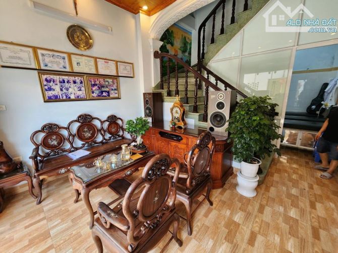 Nhà dân xây ôtô 7 chỗ đỗ cửa Phố An Dương Vương 36m2