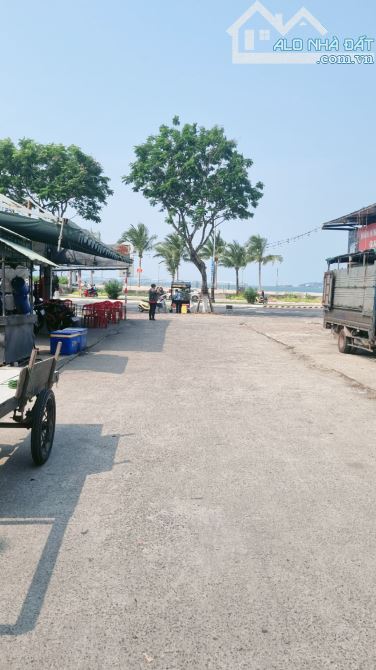 Bán nhà 2 tầng xây kiên cố, sẵn dòng tiền Trần Cao Vân, dt khủng 156m2, ngang 6m, sát biển