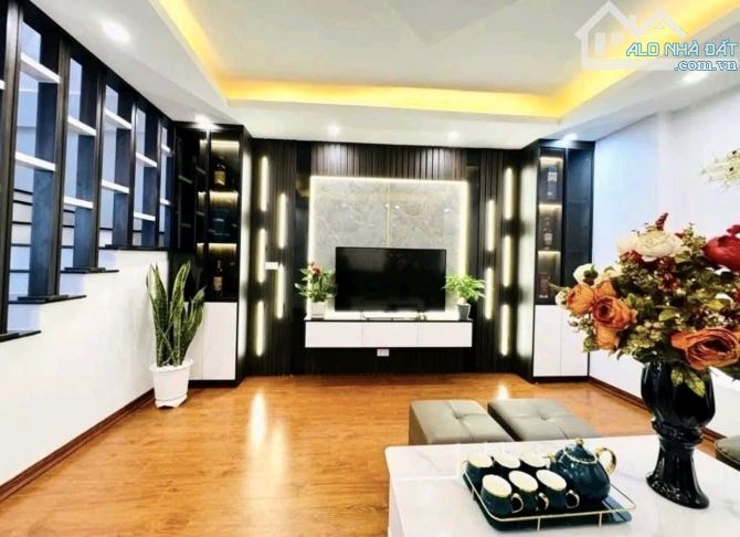 Nhỉnh 7 Tỷ 5 tầng đẹp gần khu Bách Kinh Xây- An ninh tốt- 37m