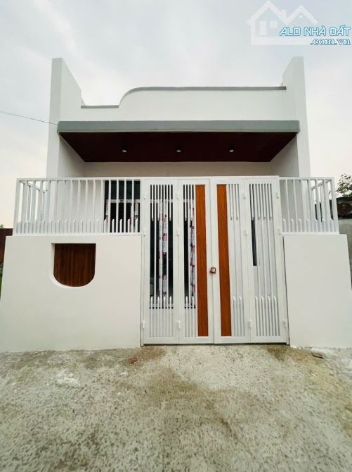 Nhà cấp 4 sổ hồng riêng, 2 phòng ngủ, ngay trung tâm ngã 3 mỹ hạnh