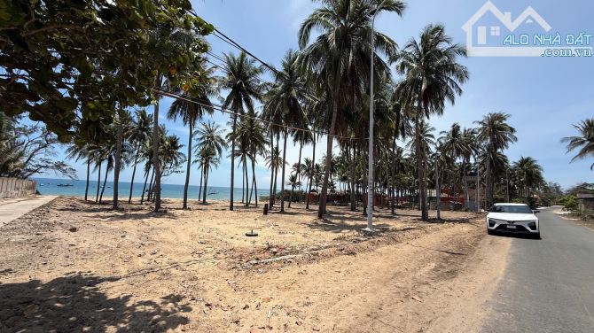 Bán 3566m2 đất mặt tiền biển Nguyễn Cơ Thạch, Mũi Né