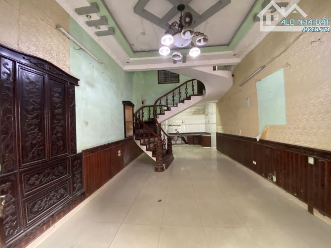 Bán đất tặng nhà 4 tầng mặt đường Miếu Hai Xã gần Hồ Sen