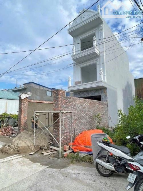 🌹🌹🌹Duy nhất 1 căn 3 tầng sân cổng riêng – DT 84m² Vị trí: cách QL5 & đèn xanh Mỹ Tranh