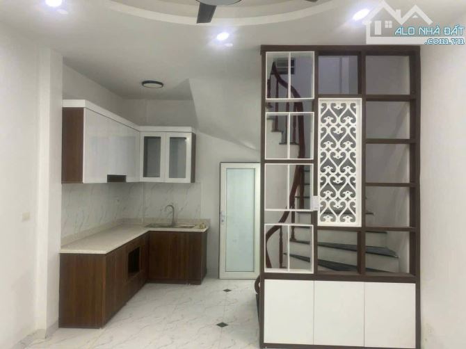 Cho thuê nhà nguyên căn Ngọc Trì- Thạch Bàn- 3PN- 8tr