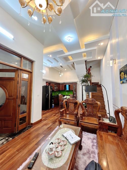 Siêu phẩm Minh Khai Diện tích rộng full nội thất sịn 57m2 giá 10 tỷ.