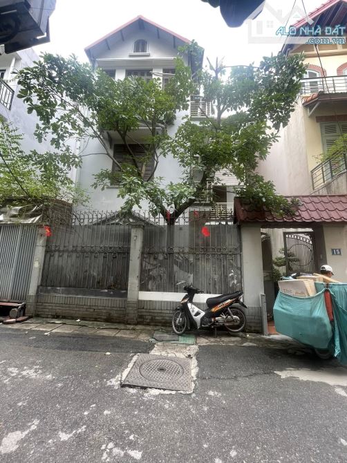 Cần Bán Gấp , Biệt Thự Tân Cổ Điển 3 Tầng tại Lạc Long Quân , Phân Lô , Oto Tránh