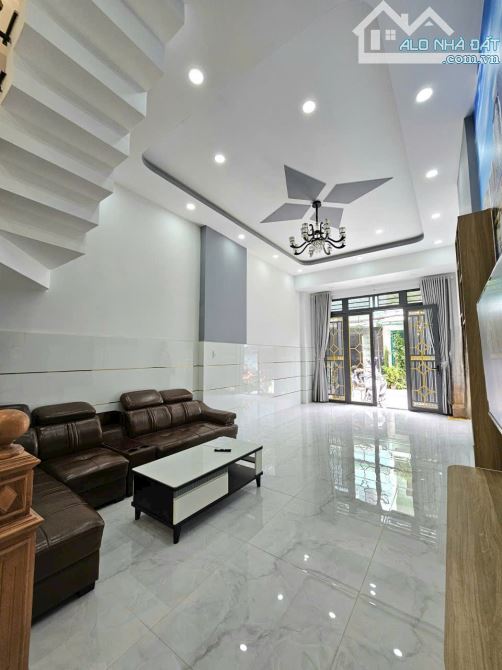 Nhà đẹp mới xây đường Hương Lộ 2.Xe hơi vào nhà ngủ. 4mX12m. 3 tầng. Chỉ 5.95 tỷ