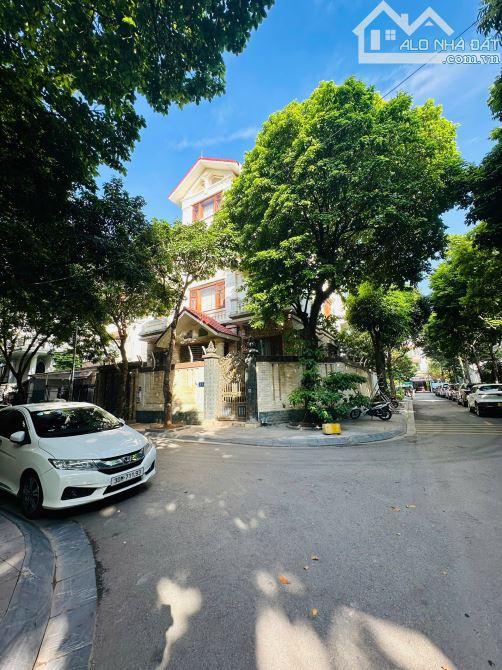 Bán nhà ô tô tránh Đào Tấn, nhà xây 7 tầng thang máy, sẵn dòng tiền, DT 79m2, MT 5m