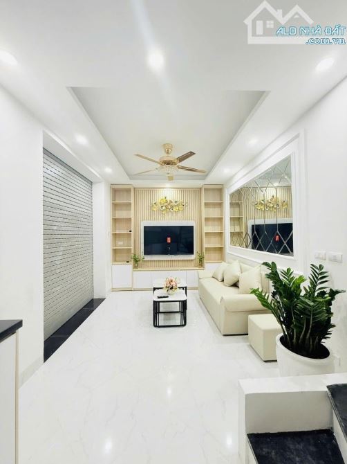 GIÁ TỐT NHẤT KHU VỰC! NHÀ TRUNG TÂM CẦU GIẤY, Ô TÔ GẦN, SỔ ĐỎ CẤT KÉT, CHỦ CẦN BÁN GẤP