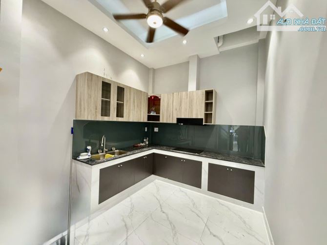 Bán gấp nhà Đồng Đen, khu VIP Tân Bình hẻm ô tô, 4 tầng BTCT, 40m, chỉ 6.x tỷ, sổ hồng.