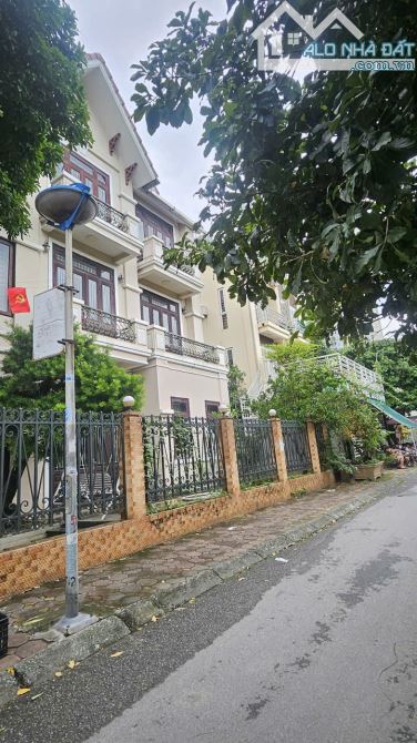 BIỆT THỰ LÔ GÓC 225M2 - MẶT HỒ VĂN QUÁN - 2 MẶT TIỀN RỘNG - ĐẲNG CẤP THƯỢNG LƯU