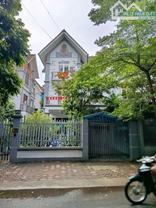 BIỆT THỰ ĐẲNG CẤP 230M2 - SONG LẬP 3 MẶT THOÁNG - VỊ TRÍ VÀNG VĂN QUÁN