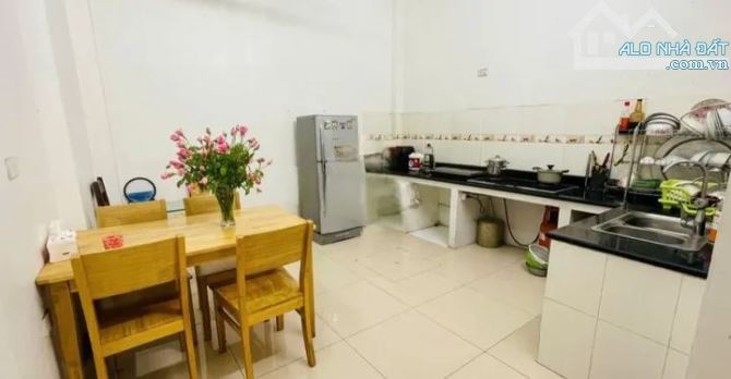 Cho thuê nhà ngõ phố Minh Khai Hai Bà Trưng 52m x 3 tầng, giá 10tr/tháng
