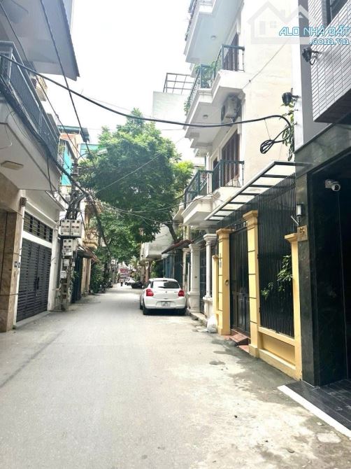 PHÂN LÔ QUÂN ĐỘI - HOÀNG VĂN THÁI - NGÕ TO - Ô TÔ NGỦ TRONG NHÀ