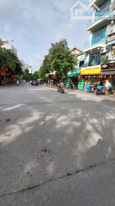 Lô đất đẹp như tờ A4, phố Việt Hưng 50m2- 7 tỷ, ô tô, 1 bước mặt phố