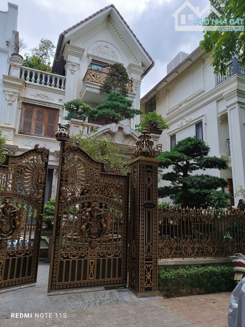 Bán biệt thự Vinhomes Riverside, VIP nhất dự án, mặt sông 215m2 x 4T + hầm x MT 9m 96 tỷ