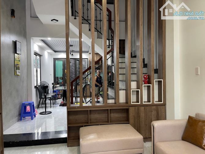 Nhà Tôn Đức Thắng, kiệt ô tô đỗ trước cửa