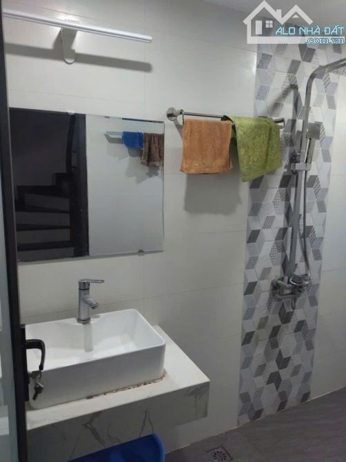 Cho thuê nhà nguyên căn ngách 269 Ngõ Quỳnh, Quỳnh Lôi, Hai Bà Trưng. DT 35m x 5 tầng,