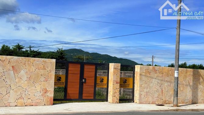 long mỹ  Cổng Trường Học DT: 10x33 (332m2-80m thổ cư) Mặt tiền đường nhựa 8m Đố