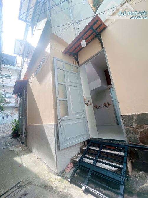 Cách 1 căn nhà ra mặt tiền xe hơi Q4  Ngang 3.5 dài 7 HƠN 2 TỶ