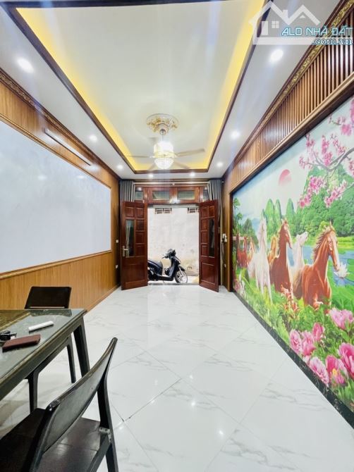 5. 💎 Hoàng Mai – Nhà 5 Tầng Mới, Nội Thất Xịn – Ngõ Ba Gác, Gần Ô Tô -Giá 7.45 Tỷ