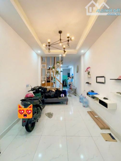 Nhà đẹp 2 tấm - Đường Khánh Hội - 40m2 - Chỉ 4.7 tỷ.