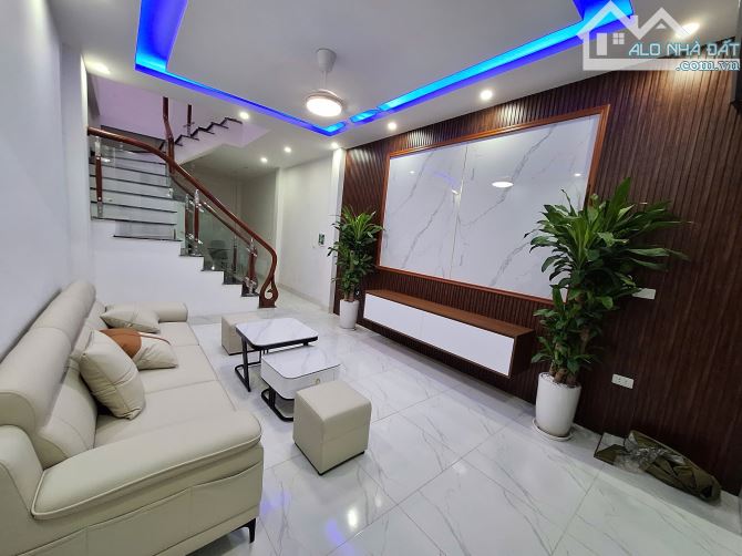 CHÍNH CHỦ GỬI BÁN NHÀ 3 TẦNG FULL NỘI THẤT CHỈ SÁCH VALY VÀO Ở