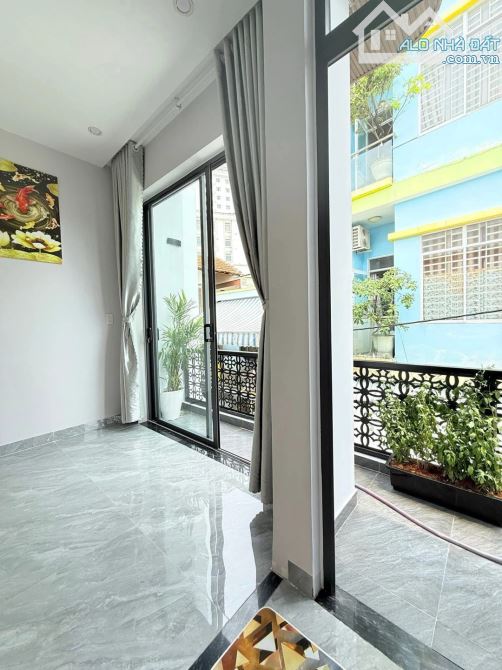 MƯA GIÓ NHƯ THẾ NÀY THÌ CHỈ CÓ CĂN NHÀ NÀY MỚI ẤM ÁP - 11