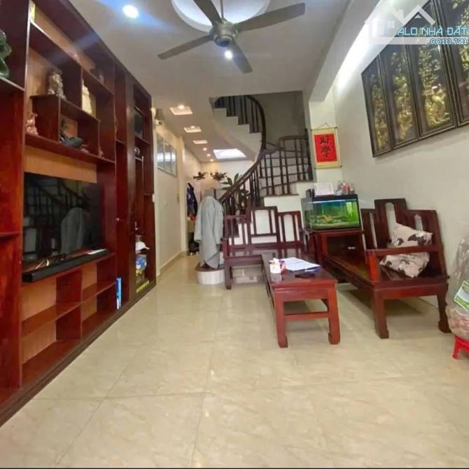 SIÊU RẺ, HƠN 8 TỶ - 73M BÁN ĐẤT TẶNG NHÀ CHỢ NGỌC THỤY, LONG BIÊN - NGÕ THÔNG, GẦN Ô TÔ, B - 1