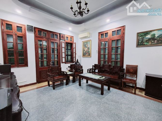 SIÊU HOA HẬU NGUYỄN KHANG CẦU GIẤY NHÀ RỘNG ĐẸP XÂY 5TẦNG GIÁ 31 TỶ - 1