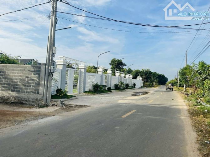 MẶT TIỀN ĐƯỜNG NGUYỄN HUỆ - ĐẤT ĐỎ - BRVT ; CON ĐƯỜNG NHIỀU NHÀ VƯỜN BIỆT THỰ NHẤT Ạ! - 1