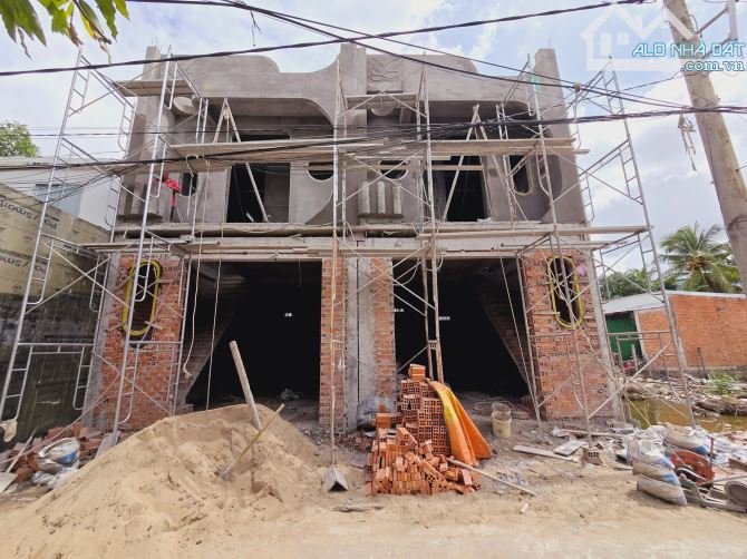 BÁN CẶP NHÀ TRỆT LẦU MÂM ĐÚC MỚI 100% ĐANG HOÀN THIỆN TRỤC CHÍNH HẺM 122 NGUYỄN THÔNG - 1