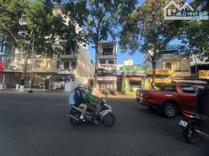 BÁN ĐẤT TẶNG NHÀ 3 TẦNG ĐƯỜNG NGUYỄN ĐỨC CẢNH , CHIỀU NGANG 9,7m , THU NHẬP 30 TRIỆU / THÁ - 1