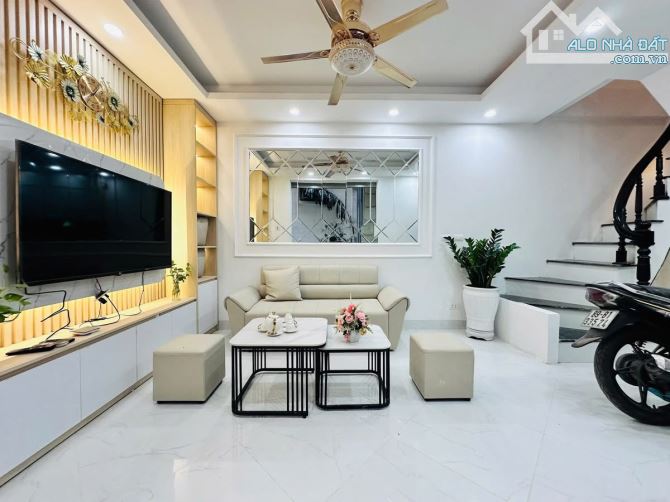 🔥🎉 NHÀ ĐẸP DÂN XÂY-TT CẦU GIẤY-28M  5 TẦNG -GẦN PHỐ GẦN ÔTÔ-MẶT TIỀN QUYỀN LỰC-NỘI THẤT - 1