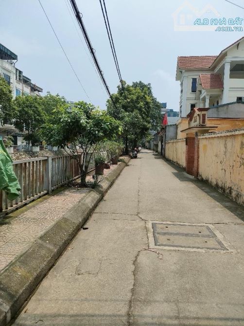 NHÀ MẶT NGÕ THÔNG TỔ 3 ĐA SỸ Lô.góc 2 thoáng NGÕ NÔNG Ô TÔ GẦN DT 40M 3 TẦNG 3 NGỦ HƠN 6 T - 1