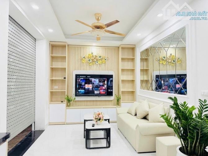 GIÁ TỐT NHẤT KHU VỰC! NHÀ TRUNG TÂM CẦU GIẤY, Ô TÔ GẦN, SỔ ĐỎ CẤT KÉT, CHỦ CẦN BÁN GẤP - 1