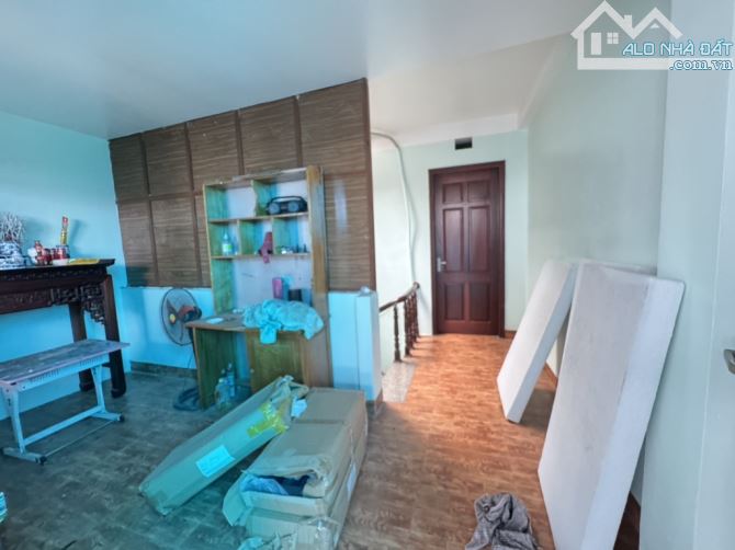 NHỈNH 5 TỶ CÓ NGAY NHÀ TT VIỆT HƯNG CÁCH 1 NHÀ RA Ô TÔ DT 45 M 2 TẦNG DÂN XÂY CÓ SÂN ĐỂ XE - 1