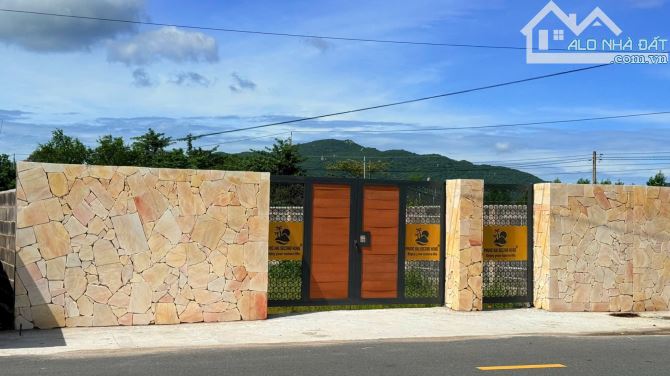 long mỹ  Cổng Trường Học DT: 10x33 (332m2-80m thổ cư) Mặt tiền đường nhựa 8m Đố - 1