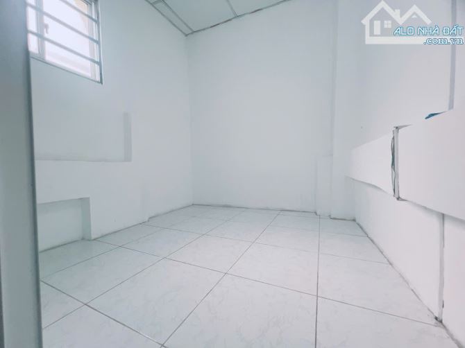 Cách 1 căn nhà ra mặt tiền xe hơi Q4  Ngang 3.5 dài 7 HƠN 2 TỶ - 12