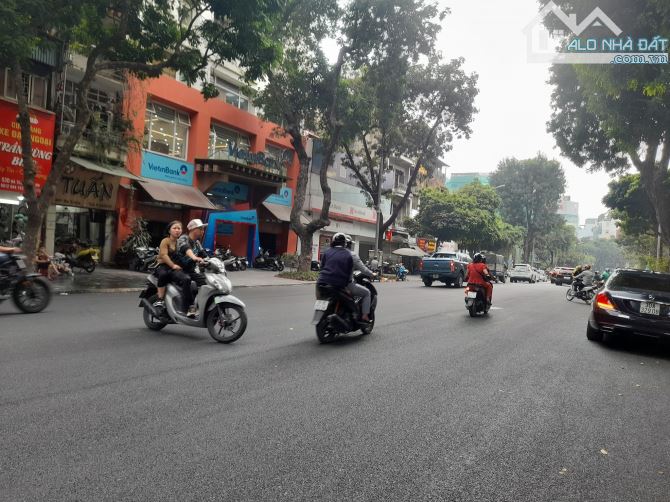 Mặt phố Bà Triệu, Lãi 473 tỷ - 285m2, MT 11,2m vỉa hè ô tô đỗ kinh doanh đỉnh, Giá 219 tỷ - 1