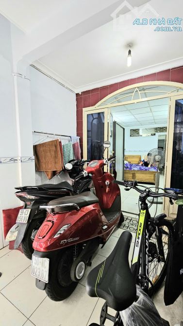 Sát mặt tiền Q4 
Ngang 3 dài 16 m có 80 triệu m - 2
