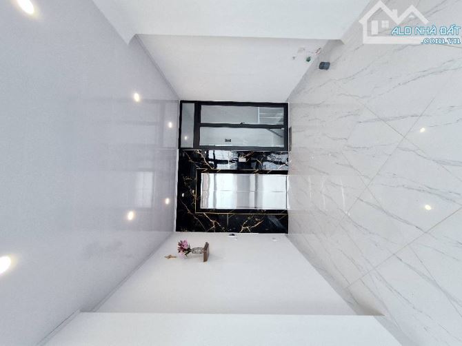 Bán nhà-Lĩnh Nam- Thuý lĩnh - Ô Tô -Thang Máy - 40m -5 Tầng -chào 6,8 tỷ - 2