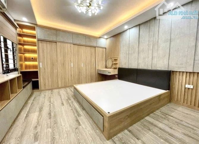 Nhỉnh 7 Tỷ 5 tầng đẹp gần khu Bách Kinh Xây- An ninh tốt- 37m - 2