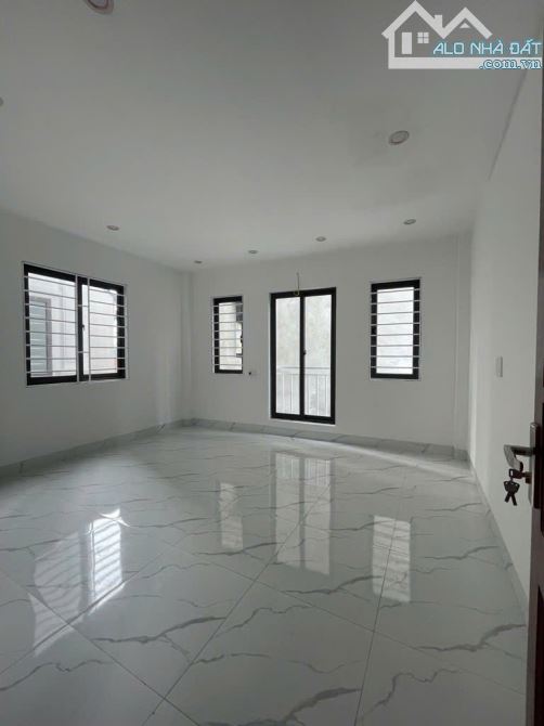 Biên Giang, HĐ, Nhà mới 5 tầng, 33m2, Lô góc, gần Hồ cực mát, ô tô tránh đỗ 20m, nhỉnh 3tỷ - 2