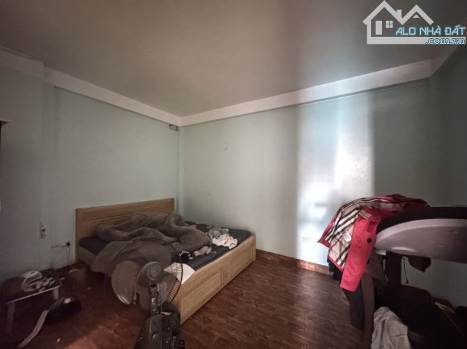 NHỈNH 5 TỶ CÓ NGAY NHÀ TT VIỆT HƯNG CÁCH 1 NHÀ RA Ô TÔ DT 45 M 2 TẦNG DÂN XÂY CÓ SÂN ĐỂ XE - 2