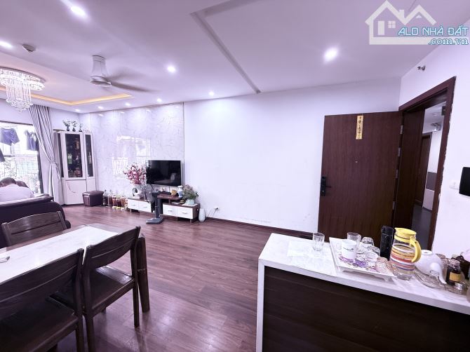 Bán CC Eco Lake View, Đại Từ 106m, 3PN giá 8.8 tỷ. Căn góc, tầng VIP đẹp, view phố bể bơi - 3