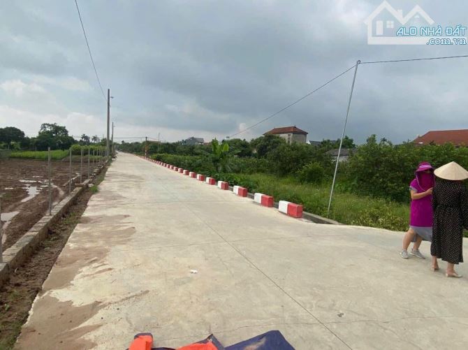 Bán 57m đất Bá Khê . Đường thông, oto tránh. Chỉ 2,45 tỷ. Giáp sân bóng.,đt 377-379.… - 3