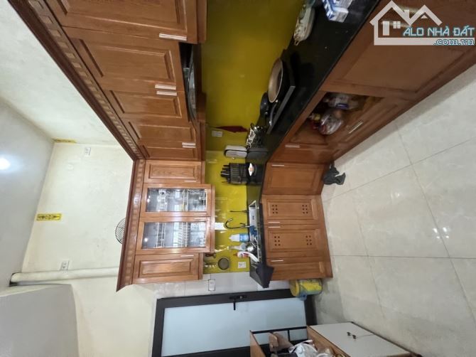 NHỈNH 5 TỶ CÓ NGAY NHÀ TT VIỆT HƯNG CÁCH 1 NHÀ RA Ô TÔ DT 45 M 2 TẦNG DÂN XÂY CÓ SÂN ĐỂ XE - 3