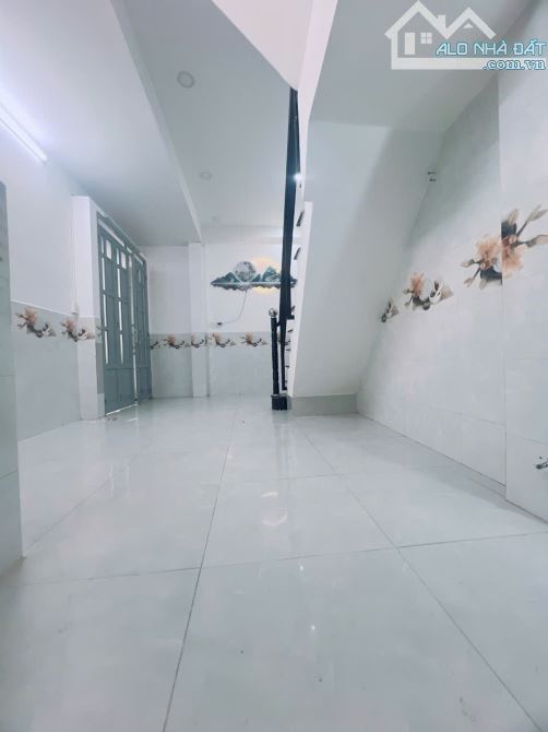 Cách 1 căn nhà ra mặt tiền xe hơi Q4  Ngang 3.5 dài 7 HƠN 2 TỶ - 3
